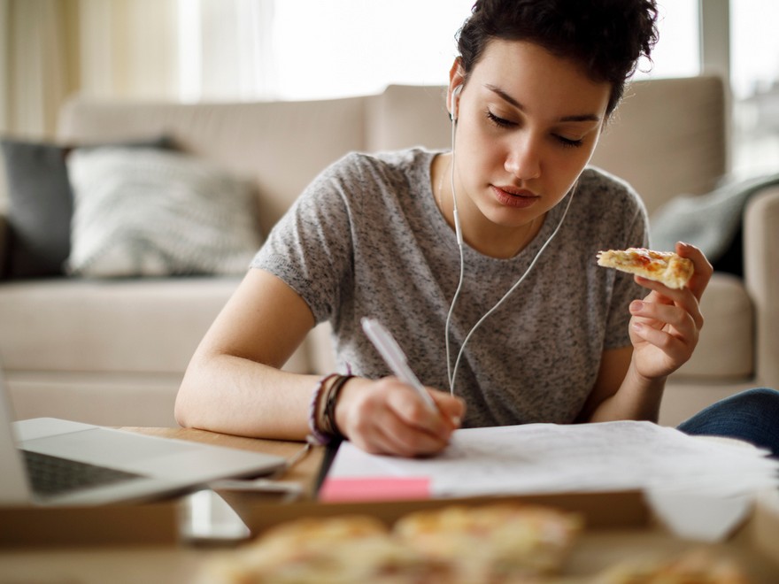 Girls doubtless craved extra consolation meals throughout pandemic: research