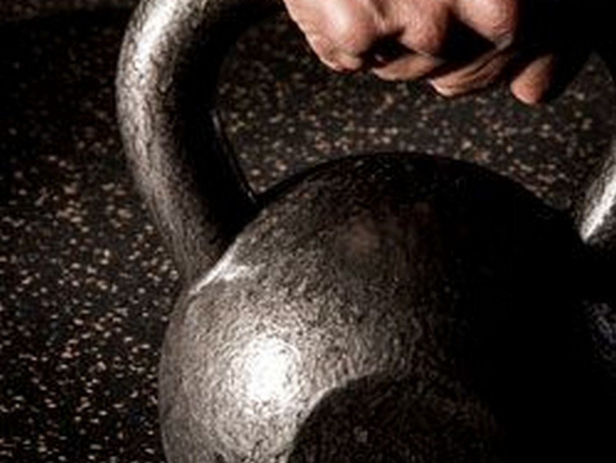  Kettlebells vs. Free Weights: The Smackdown