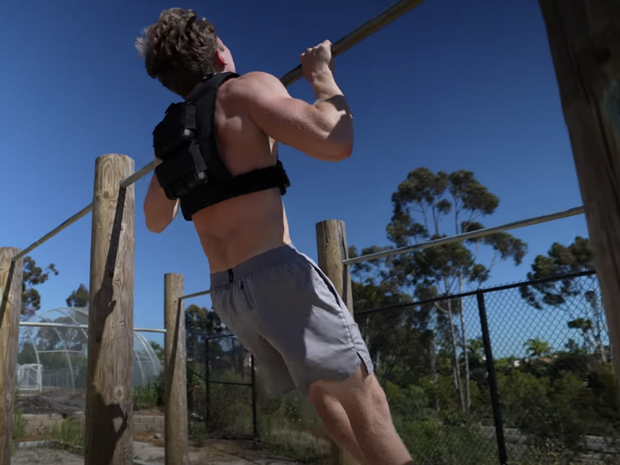  What Occurred When This Man Did Pullups For 1 Hour Carrying a 30-Pound Weighted Vest